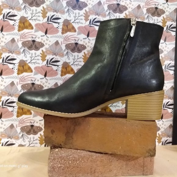Clarks Black Leather Ankle Boot w/Chunky Heel Size 10 - Picture 6 of 8
